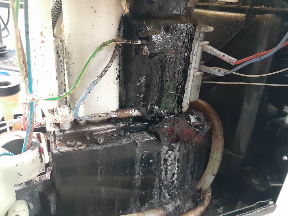 Brak okresowo wymienianych uszczelnień w ekspresach (tutaj Krups) powoduje wycieki.